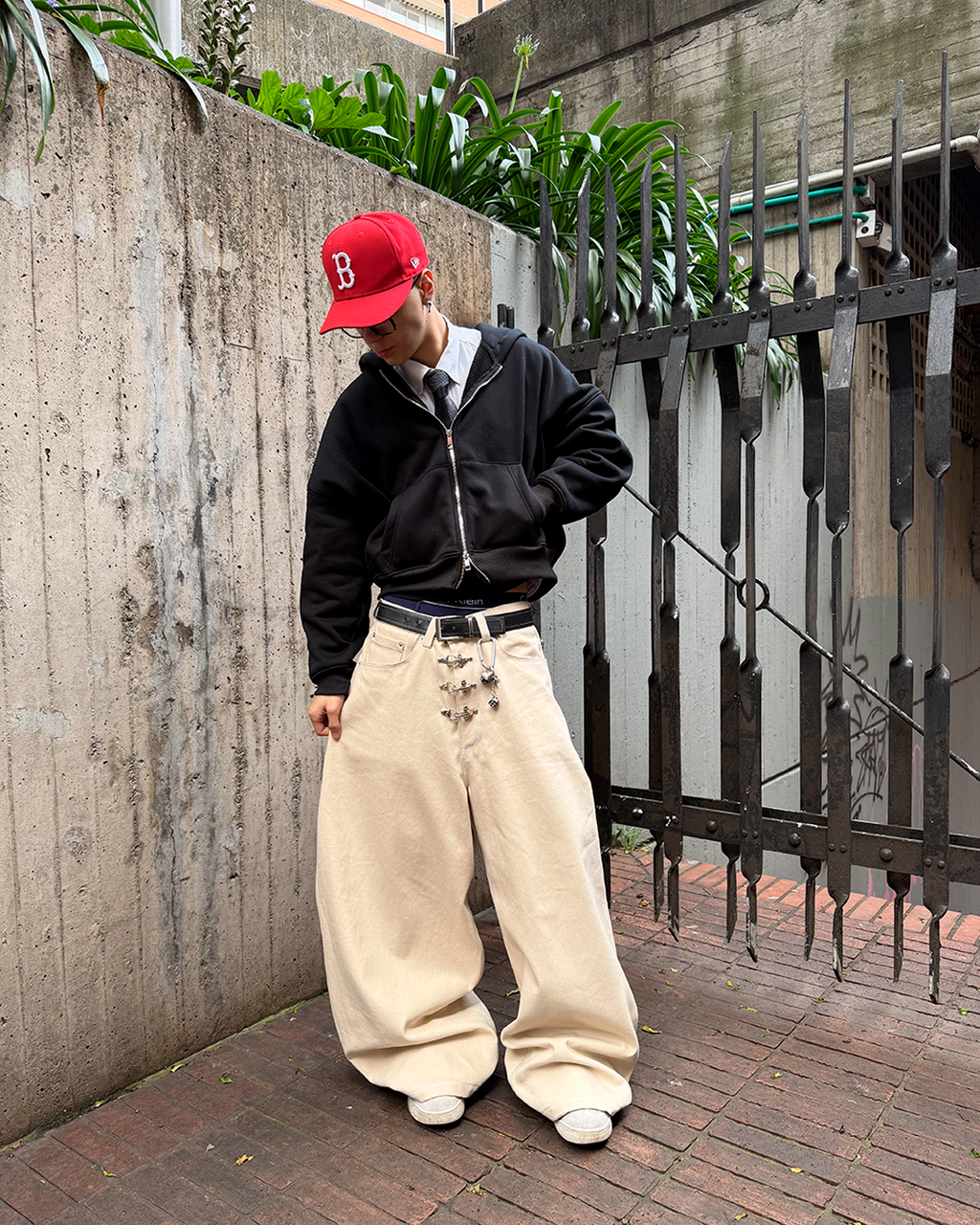 BASIC HOODIE TIPO ZIP CROPPED FIT BLACK